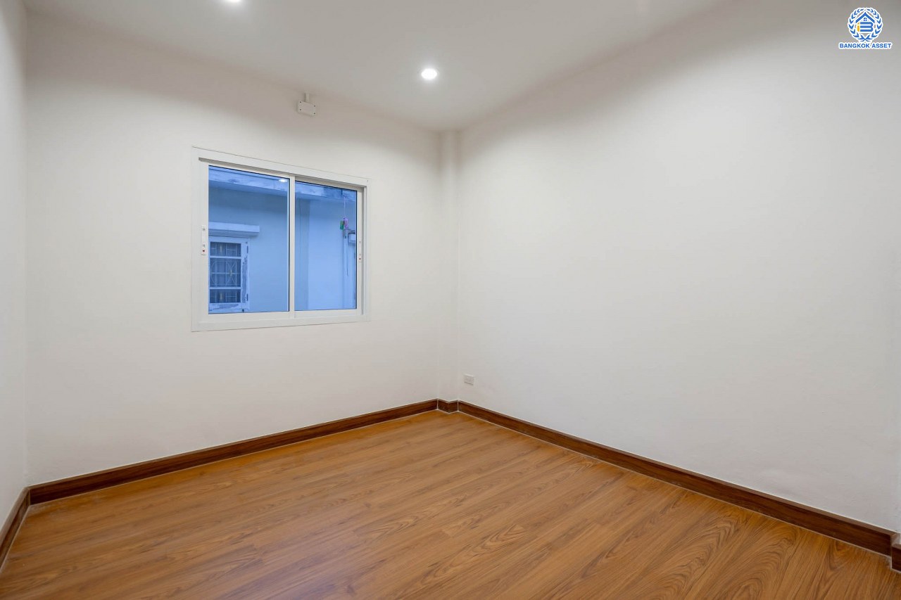 บ้านมือสองตกแต่งใหม่ โครงการ นันทนาการ์เด้น-พาร์คเพลส 345 ราชพฤกษ์-ติวานนท์ เนื้อที่ 27 ตร.ว. ฟังก์ชัน 3 ห้องนอน 2 ห้องน้ำ จอดรถได้ 2 คัน บรรยากาศเงียบสงบเป็นส่วนตัว สิ่งอำนวยความสะดวกมากมาย! บนทำเลศักยภาพ เชื่อมต่อถนนราชพฤกษ์ ใกล้จุดขึ้นทางด่วน "ศรีสมาน"